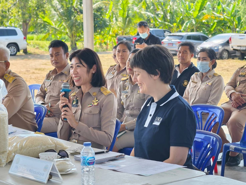 กษ.อ่างทอง ต้อนรับผู้ช่วยทูตเกษตรสหรัฐฯ เยี่ยมแปลงใหญ่ข้าววังน้ำเย็น ศึกษานวัตกรรมลดต้นทุน-ปรับพื้นที่นาด้วยเลเซอร์