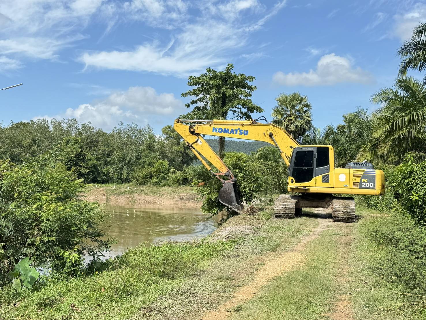 สชป.16 กำจัดวัชพืชและสิ่งกีดขวางทางน้ำ อ.หาดใหญ่ เพิ่มประสิทธิภาพกักเก็บ-ระบายน้ำ