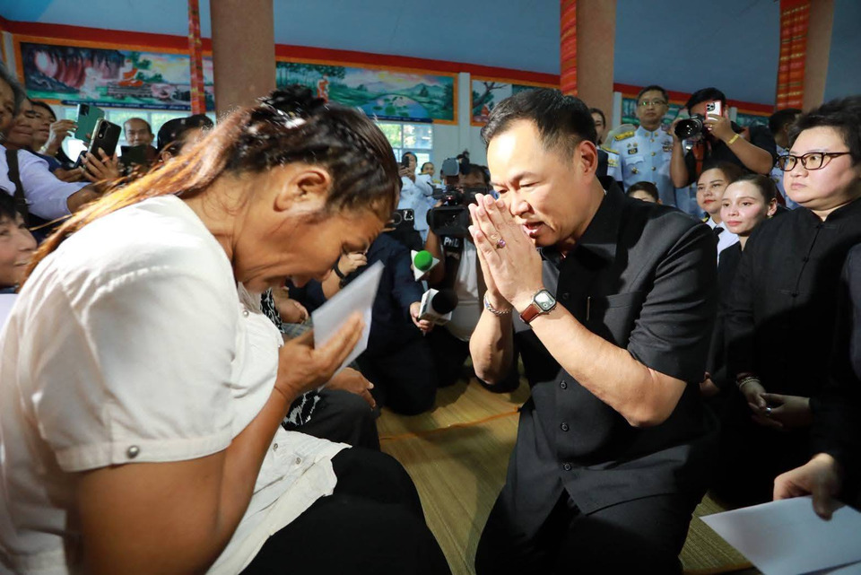 “นายกฯ อนุทิน” ร่วมอาลัยสรงน้ำศพพระธุดงค์ 7 รูป มอบเงินช่วยเหลือญาติ ย้ำ รัฐบาลเยียวยาเต็มกำลัง