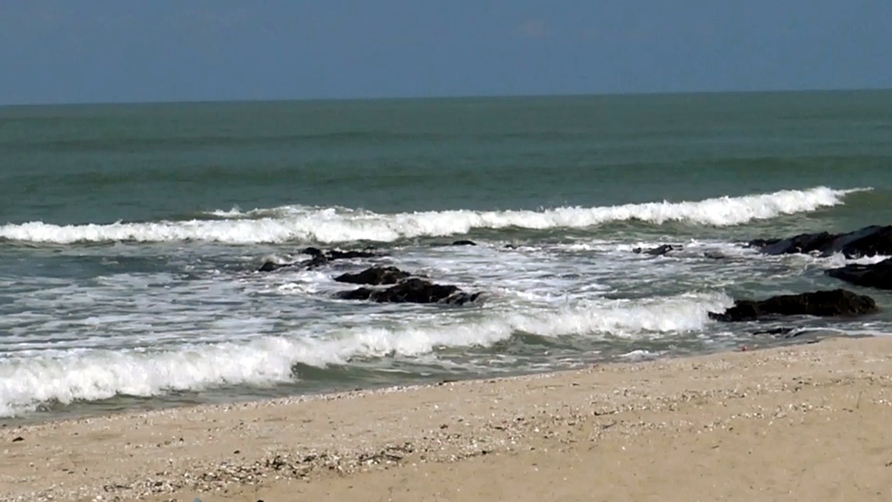  คลื่นลมชายหาดสมิหลาเริ่มมีกำลังแรง หลังเข้าฤดูมรสุม นักท่องเที่ยวลดลง