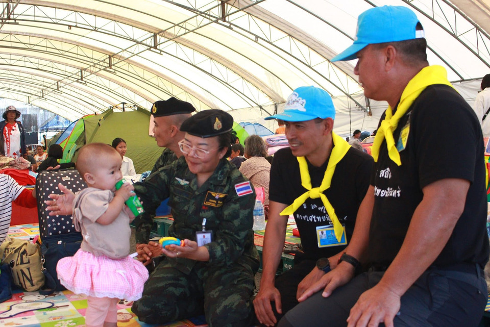 กองทัพบกร่วมมือจังหวัดดูแลประชาชนในศูนย์พักพิง พร้อมจัดตั้งโรงครัวพระราชทาน