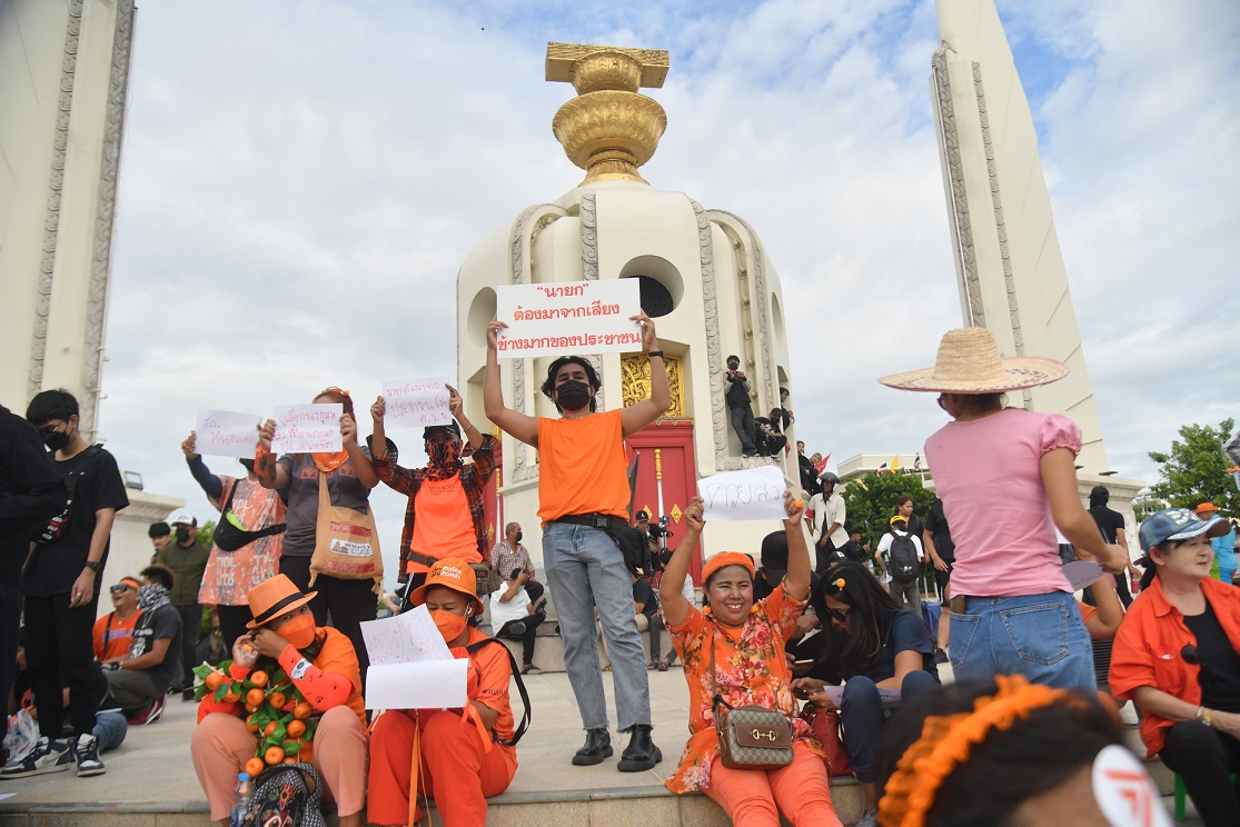 มวลชนชุมนุมอนุสาวรีย์ประชาธิปไตยไม่เห็นด้วยกับการโหวตลงมตินายกรัฐมนตรี