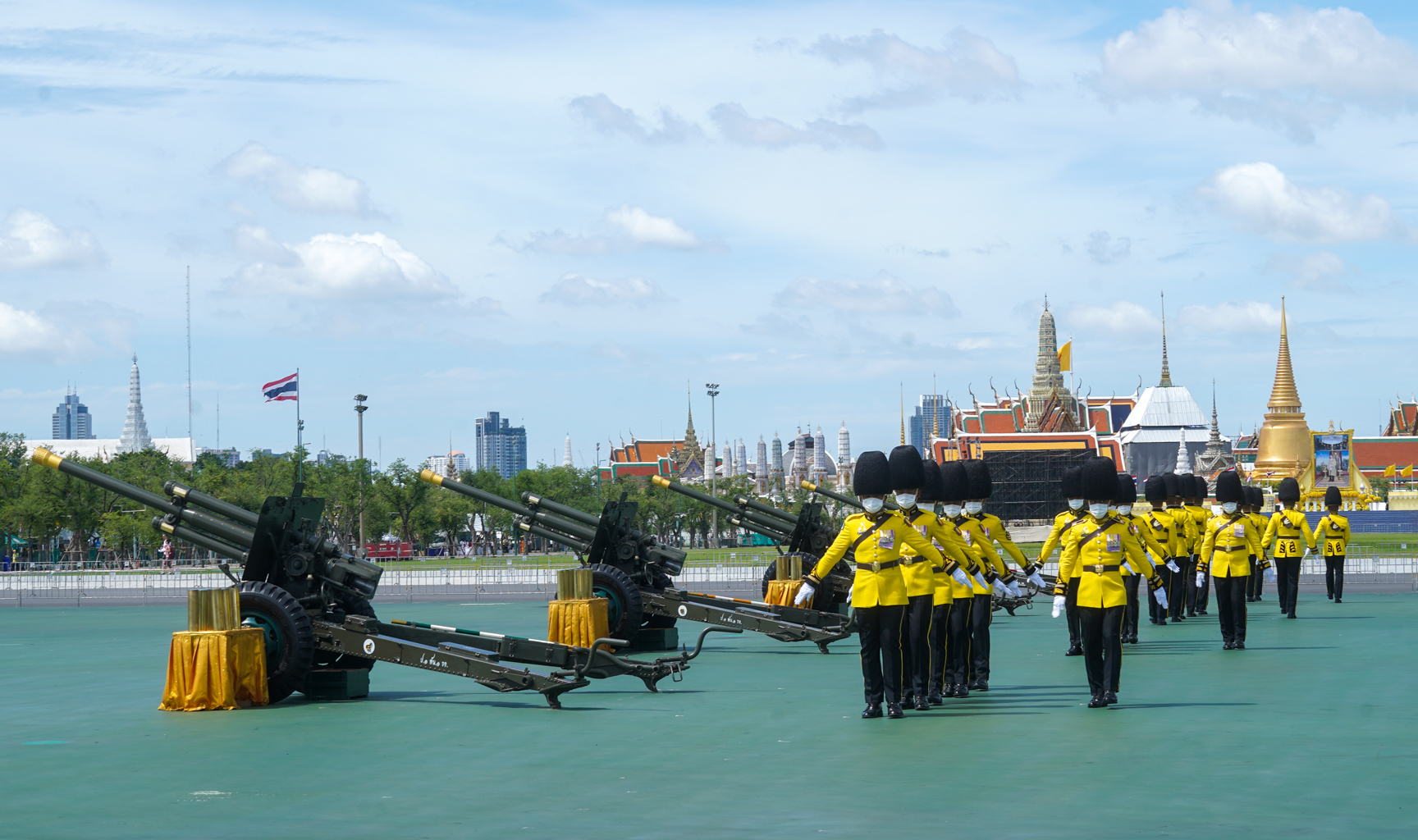 กองพันทหารปืนใหญ่ที่ 1 กรมทหารปืนใหญ่ที่ 1 รักษาพระองค์ ยิงสลุตหลวง 21 นัด เฉลิมพระเกียรติ พระบาทสมเด็จพระเจ้าอยู่หัว