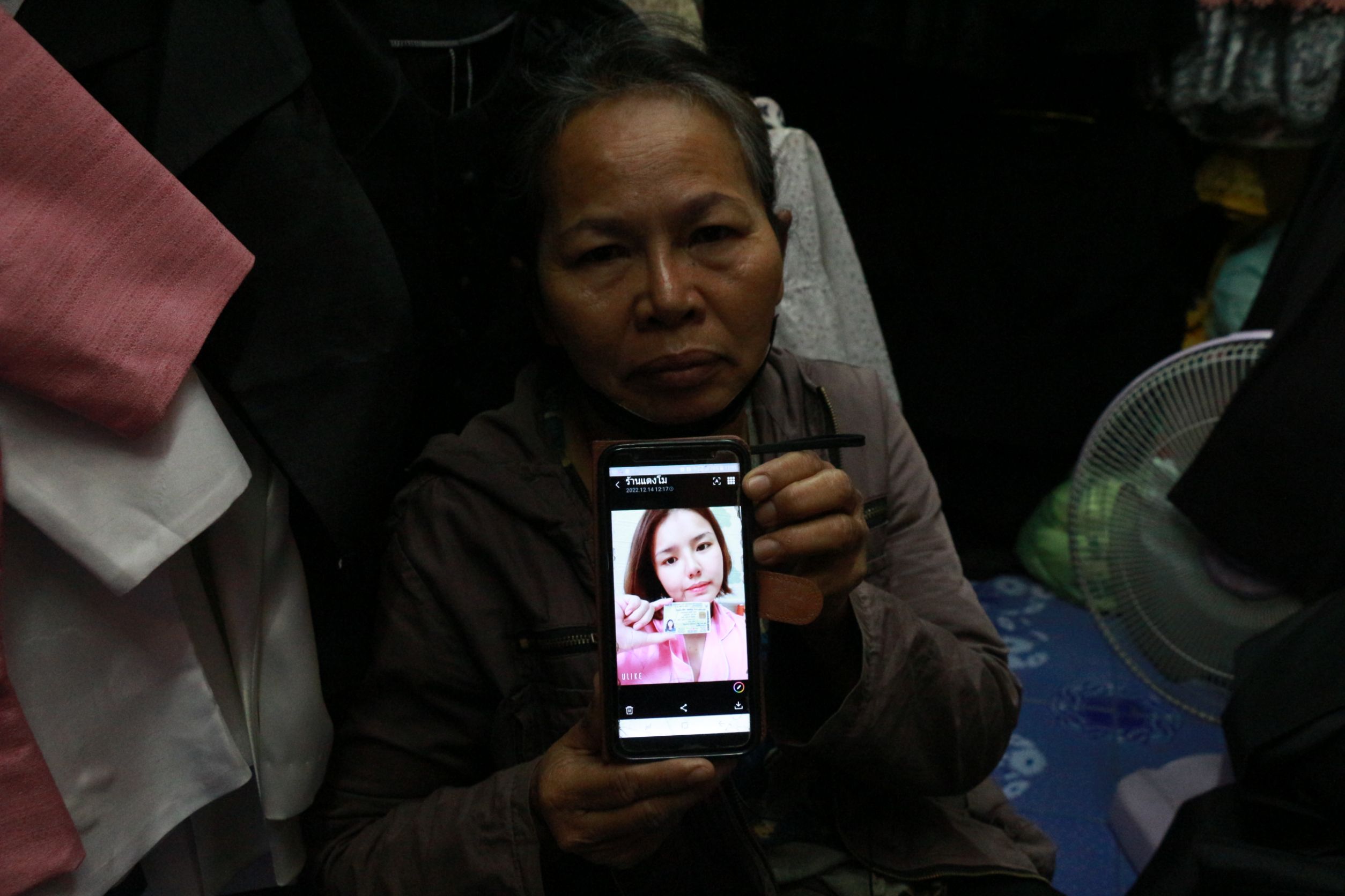 ป้าสุดช้ำ​โดนสาวสวย​ อ้างเป็นเจ้าของโรงงานผลิตชุดไทย ส่งรูปหน้าบัตร ปชช.แถมการันตี​ ไม่ใช่คนขี้โกง หลอกซื้อชุดไทย​สูญเกือบ 3 หมื่น
