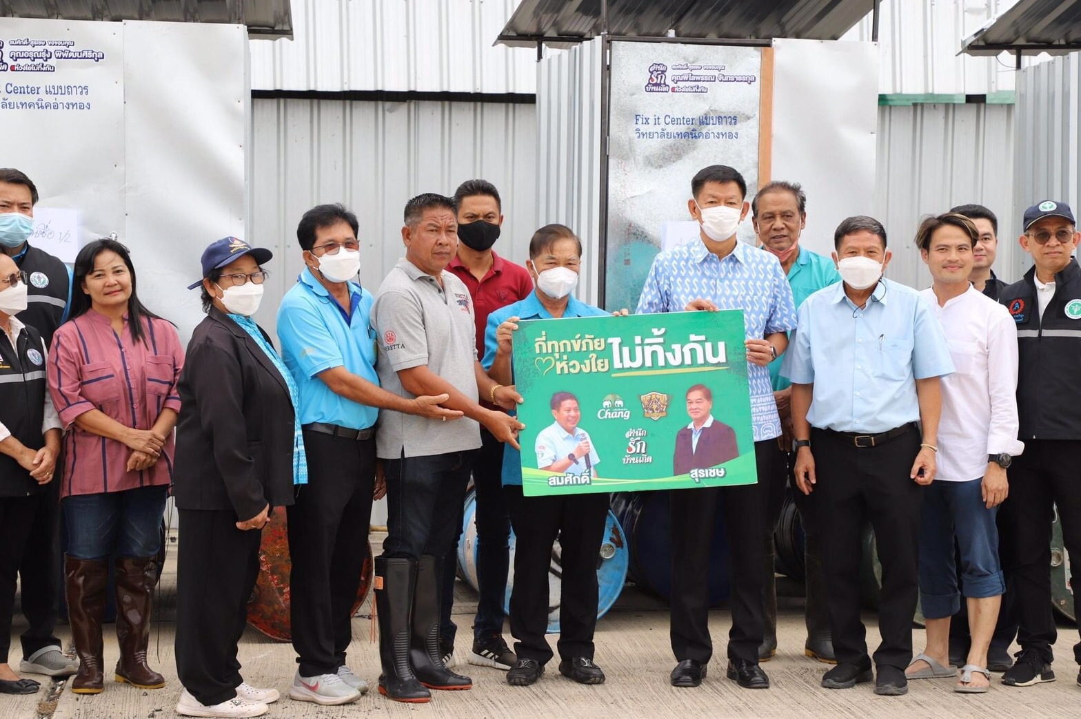 ผู้ว่าฯอ่างทองรับมอบสุขาลอยน้ำนำไปช่วยผู้ประสบอุทกภัยในพื้นที่       