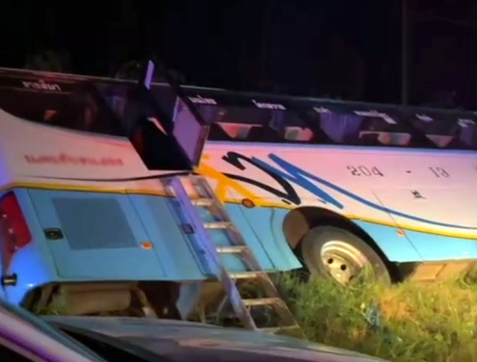 ระทึก! รถทัวร์ราชสีมา–ชัยภูมิพลิกคว่ำข้างทาง เจ็บ 25 ราย ติดในรถ 5 ราย