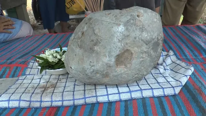 บุรีรัมย์​ ชาวบ้านแห่กราบไหว้​ ขอโชคลาภหินประหลาด​ โผล่กลางไร่มัน​ เผยมีคนเคยขุดเจอกำไรโบราณ