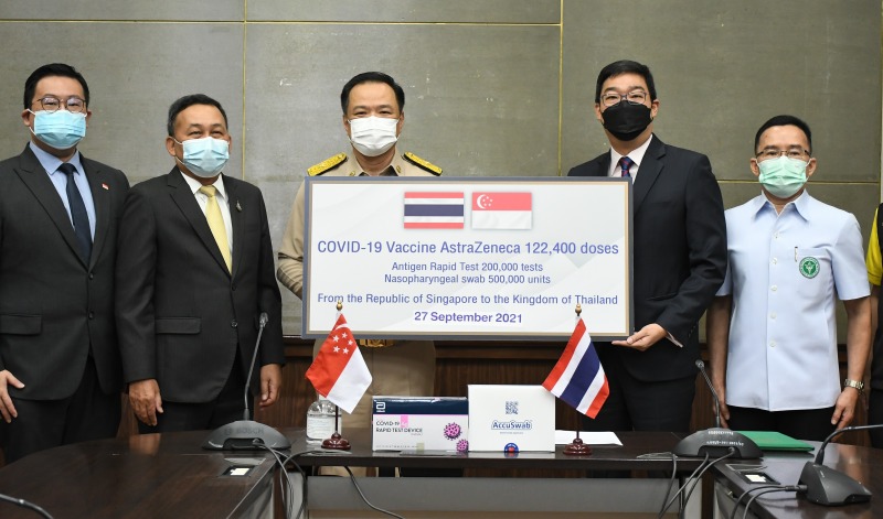 สธ.รับมอบวัคซีนแอสตร้าฯ 1.22 แสนโดส-ชุดตรวจโควิด    จากรัฐบาลสิงคโปร์ 