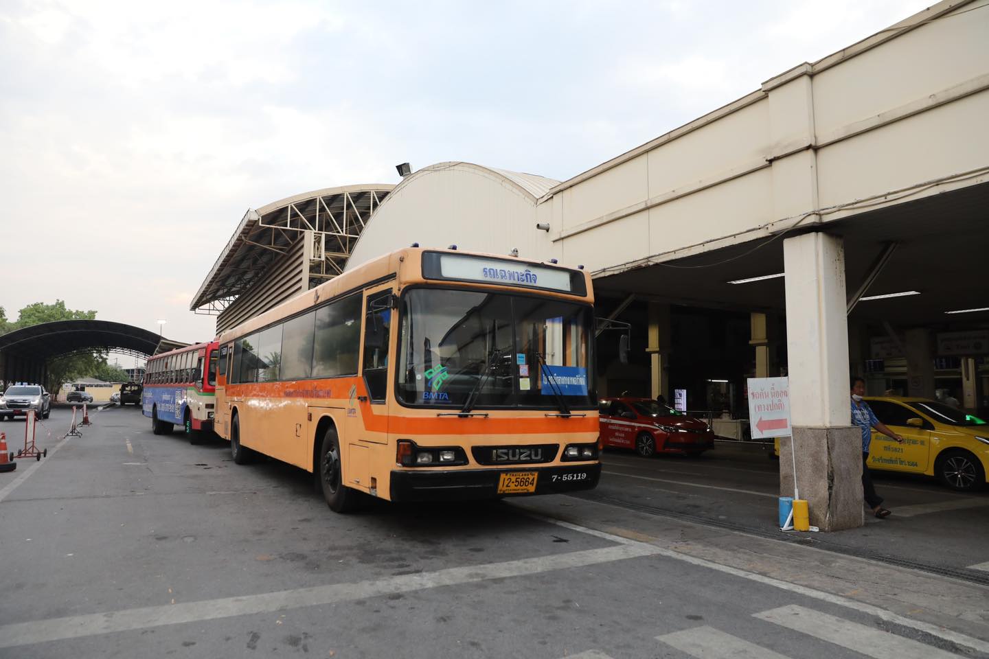 การรถไฟฯเปิดให้บริการรถ Shuttle Bus เชื่อมต่อหัวลำโพง-สถานีกลางกรุงเทพอภิวัฒน์ฟรีรับสงกรานต์ 2566