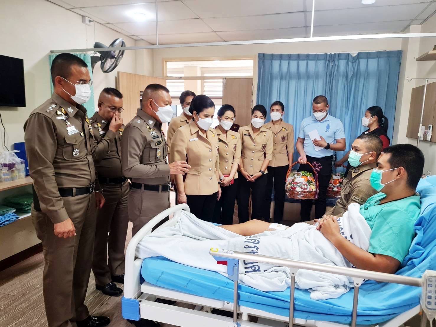 ผู้บัญชาการตำรวจภูธรภาค 7 พร้อมประธานชมรมแม่บ้านตำรวจภูธรภาค 7 รุดเยี่ยมอาการเจ้าหน้าที่ตำรวจ 2 นายที่ได้รับบาดเจ็บ