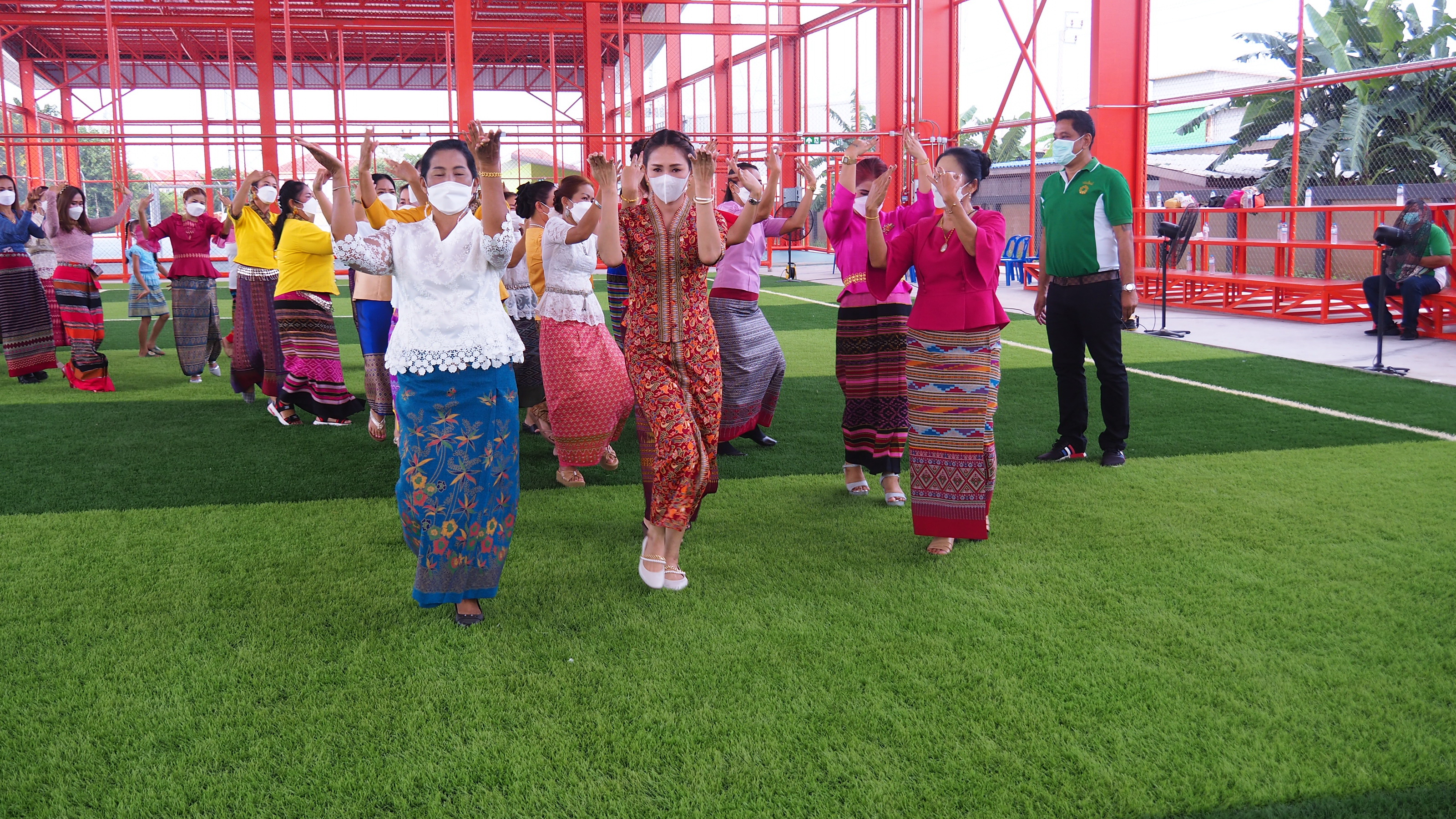 ผู้สูงอายุและกลุ่มสตรีแพรกษาใหม่รำแก้บนถวายศาลเจ้าพ่อโคกพร้าว