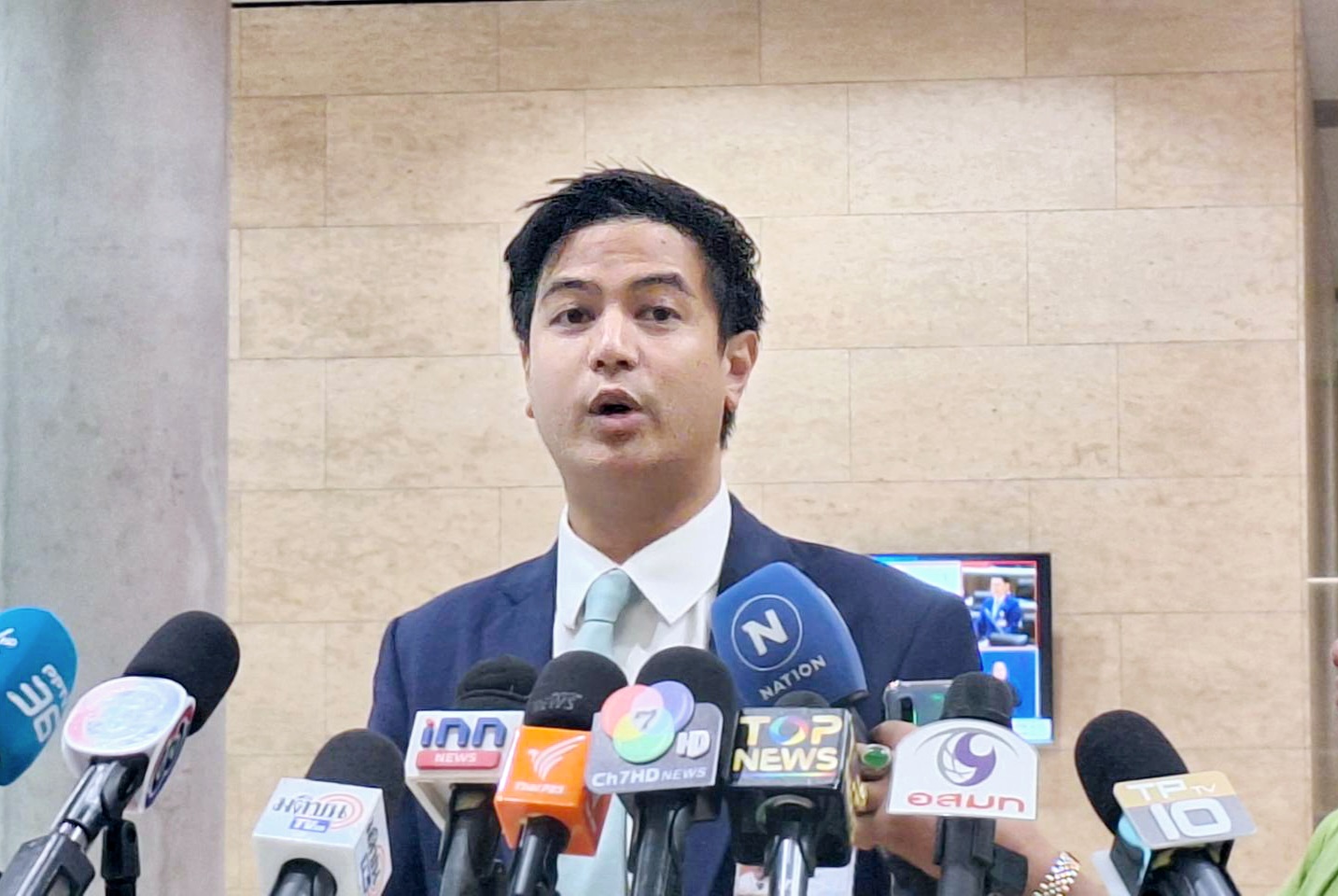 “พริษฐ์” ติงฝ่ายปฏิรูปอย่าใช้ยุทธศาสตร์ขวางการเปลี่ยนแปลงประเทศ หยุดตีตราเป็นพวกสุดโต่ง 
