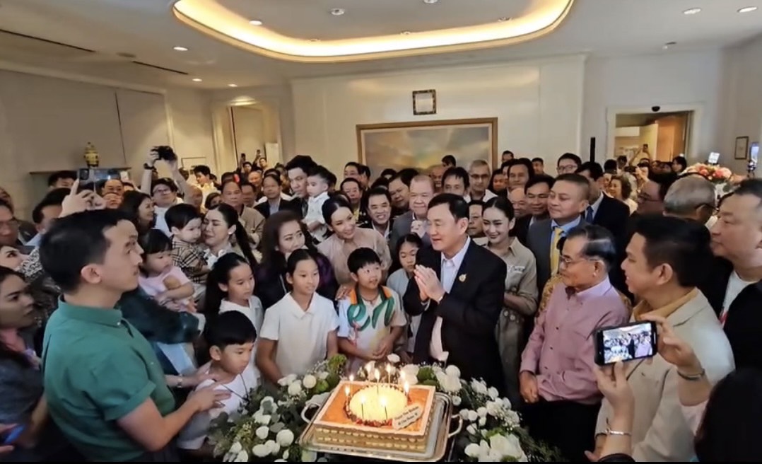 "ทักษิณ" เปิด "บ้านจันทร์ส่องหล้า" ในรอบ 17 ปี รับสื่อฉลองวันเกิดปีแรกในไทย เผยดีใจที่สุดในชีวิต​  