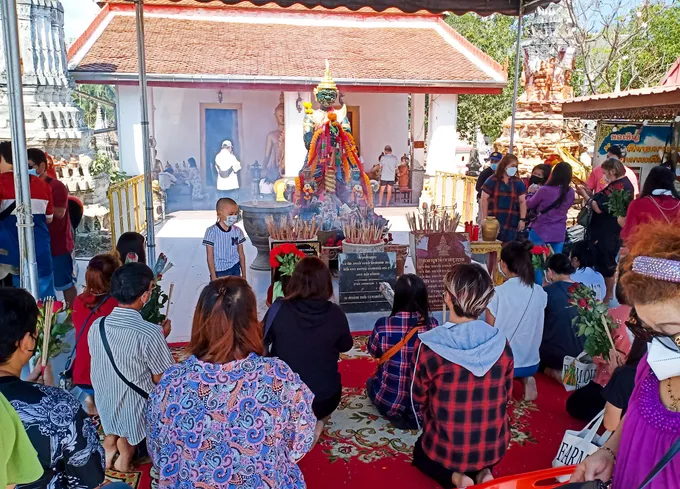 ปชช.แห่สักการะ'ท้าวเวสสุวรรณ'   แน่นวัดนางตะเคียน สุมทรสงคราม
