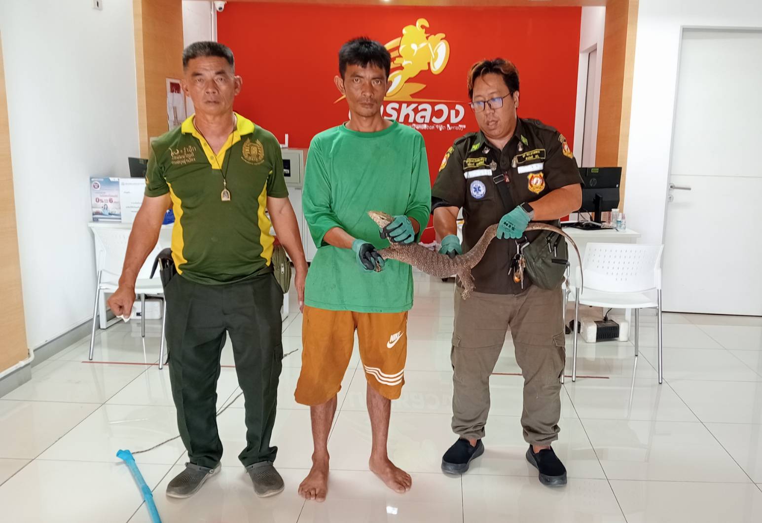 กาฬสินธุ์กรี๊ดลั่นตัวเงินตัวทองบุกร้านปล่อยเงินกู้คอหวยแห่ส่องเลขเด็ด