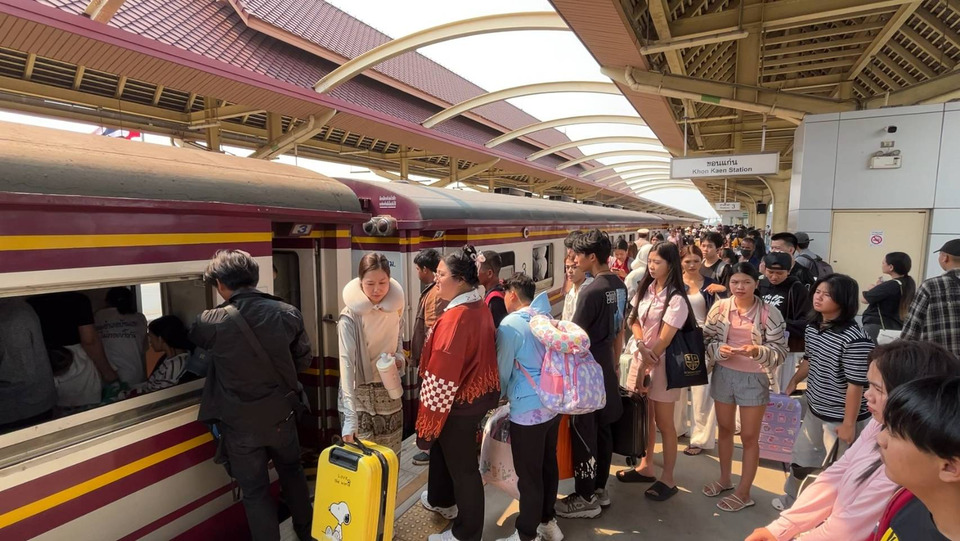 สถานีรถไฟแน่นทะลัก! คนแห่ใช้รถไฟสงกรานต์ รถเสริมตู้เต็มทุกขบวน ไม่ตกค้าง