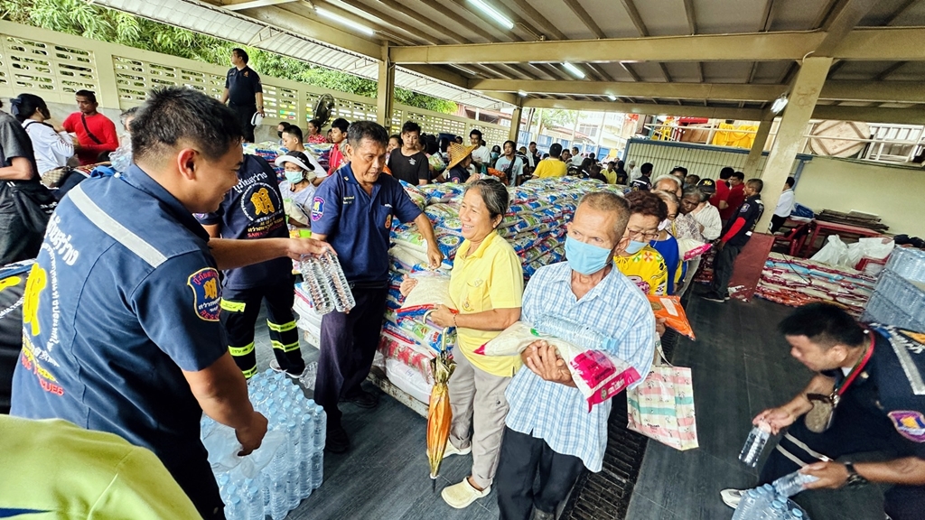 ปชช.แห่ร่วมเทศกาลมหาทาน ทิ้งกระจาด มูลนิธิสว่างพรกุศลระยอง แจกข้าวสาร 2.5 หมื่น กก. และถุงยังชีพ