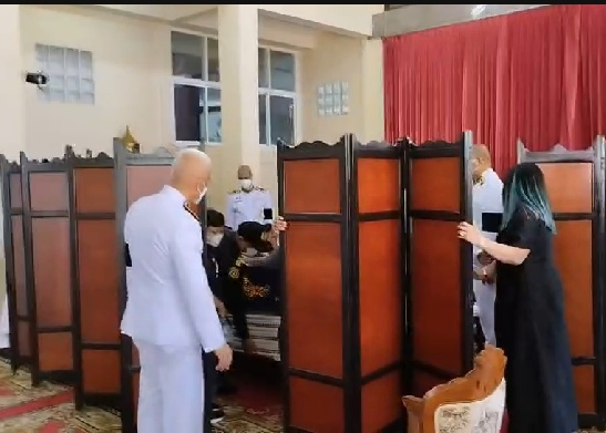 จนท.สำนักพระราชวัง เตรียมสถานที่ประกอบพิธีพระราชทานน้ำหลวงอาบศพ "น้องเบนซ์" เหตุถังดับเพลิงระเบิด