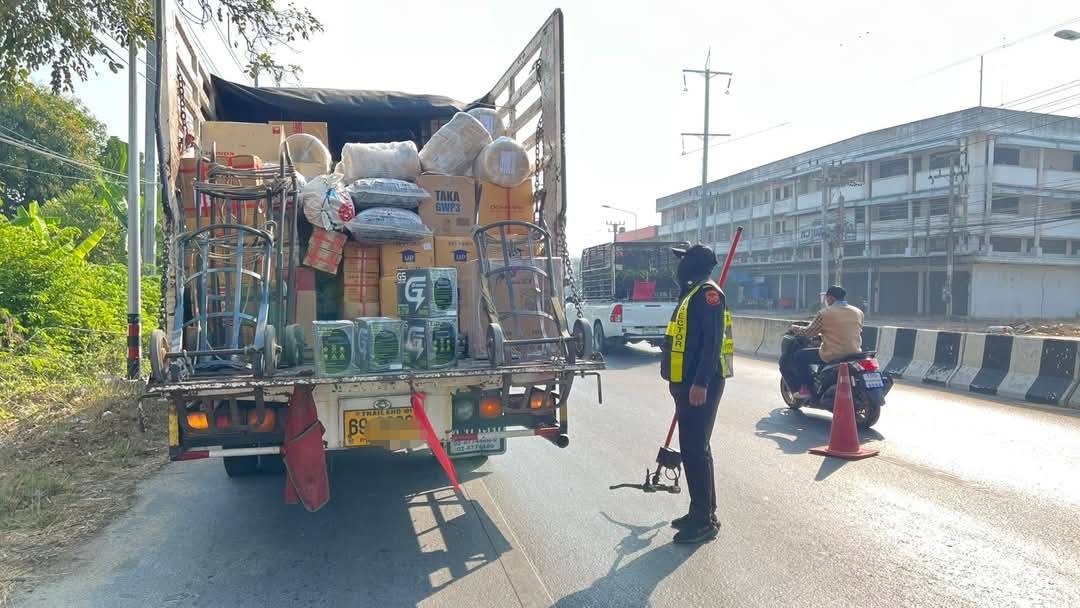 ขนส่งอ่างทอง จัดชุดออกตั้งจุดตรวจสอบความพร้อมของรถและผู้ที่ขับรถที่กระทำความผิดฝ่าฝืนกฎหมายว่าด้วยรถยนต์ 