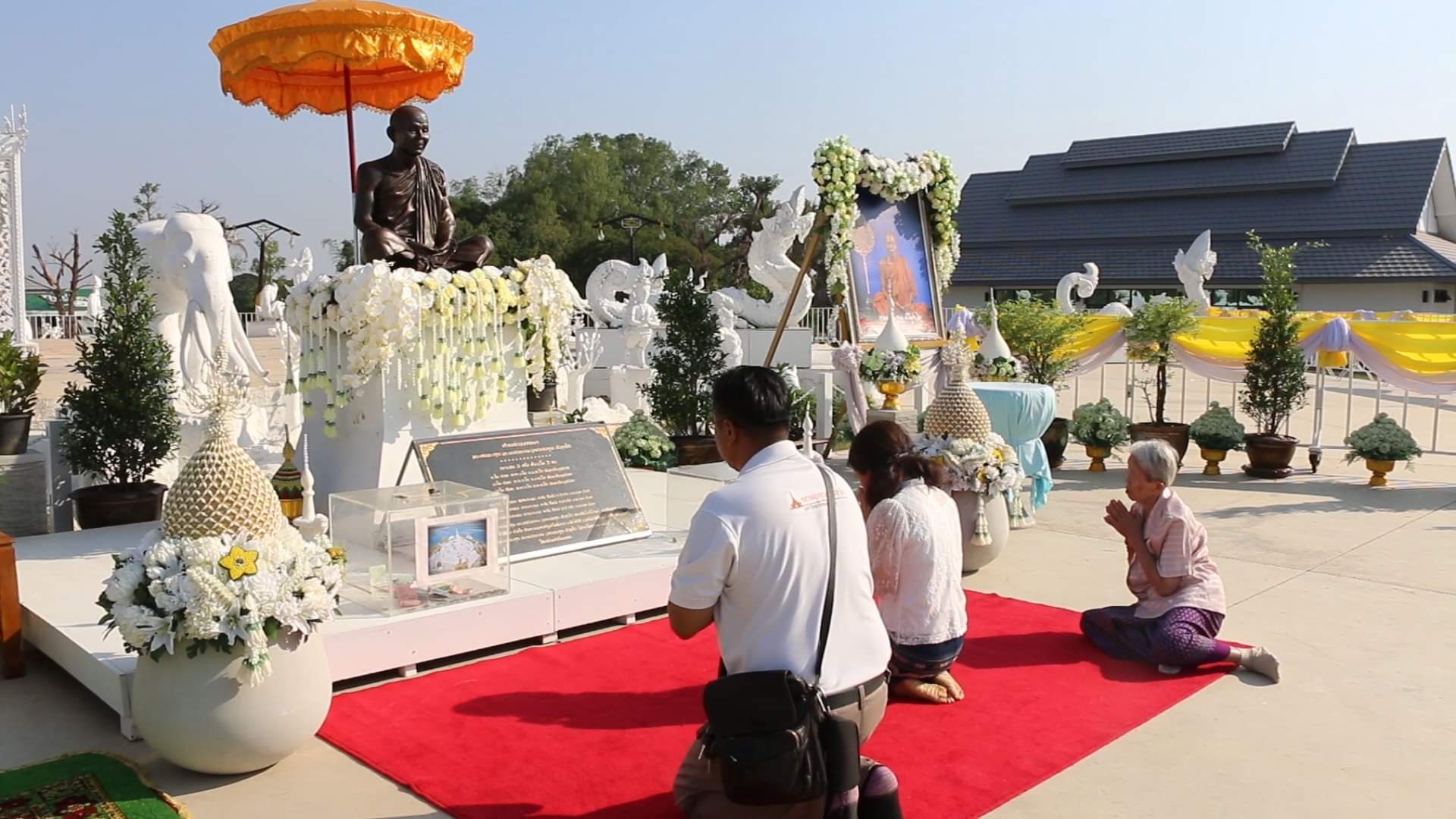 พุทธศาสนิกชนร่วมบำเพ็ญกุศลถวายครูใหญ่หลวงพ่อคูณ ครบรอบ 1 ปี แห่งการพระราชทานเพลิงสรีระสังขาร