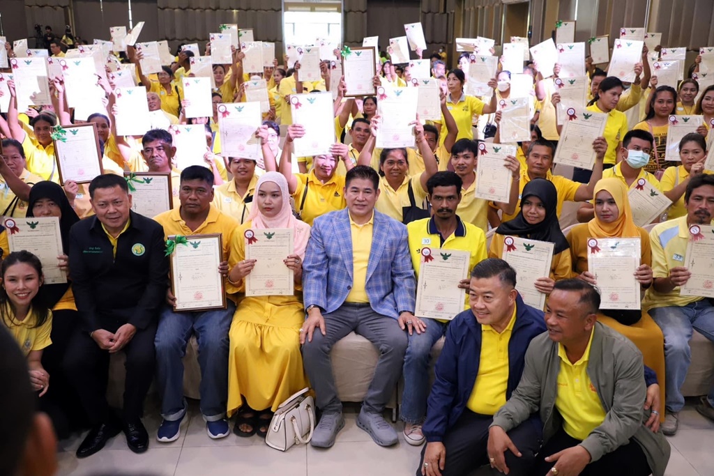 ส.ป.ก.มอบ "โฉนดเพื่อการเกษตร" ชาวสวนยางสุราษฎร์ในเขตปฏิรูปที่ดิน 300 ราย