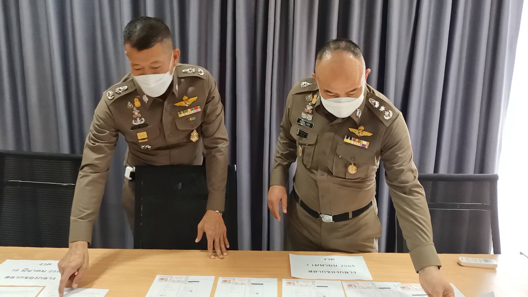 ผู้ช่วยผบ.ตร. บุกตรวจบริษัทเสือแดงลอตเตอรี่ออนไลน์ 