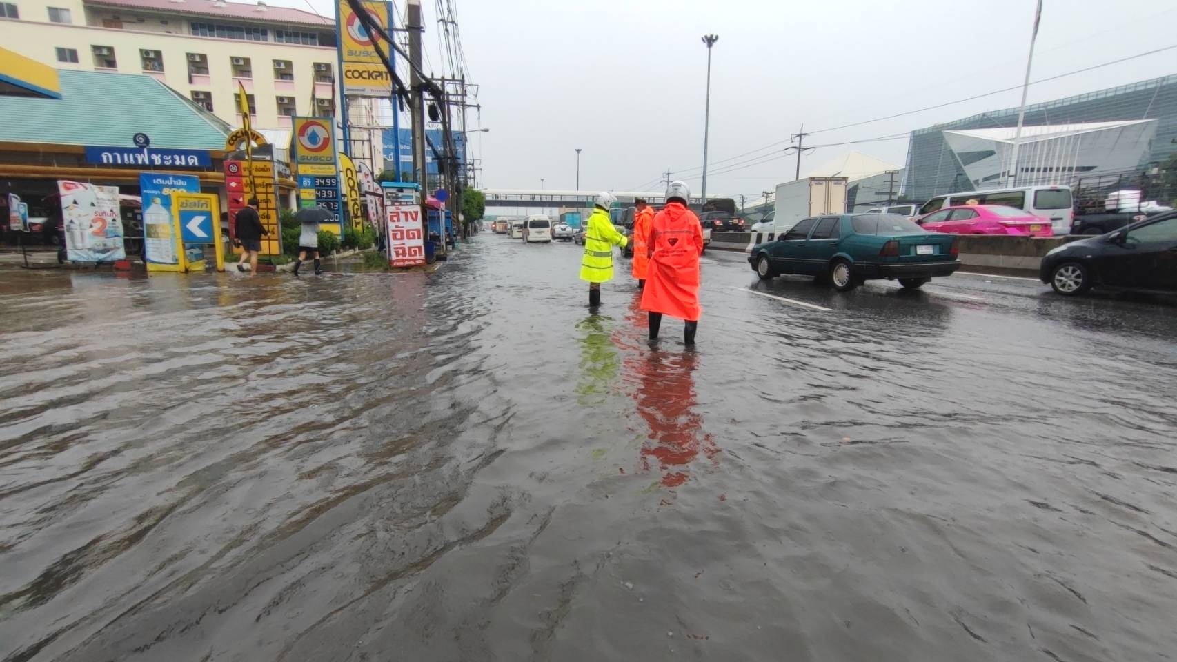  จร.คลองหลวงพร้อมแขวงทางหลวงโบกรถอำนวยการจราจรพร้อมสูบน้ำหลังฝนตกอย่างเนื่อง