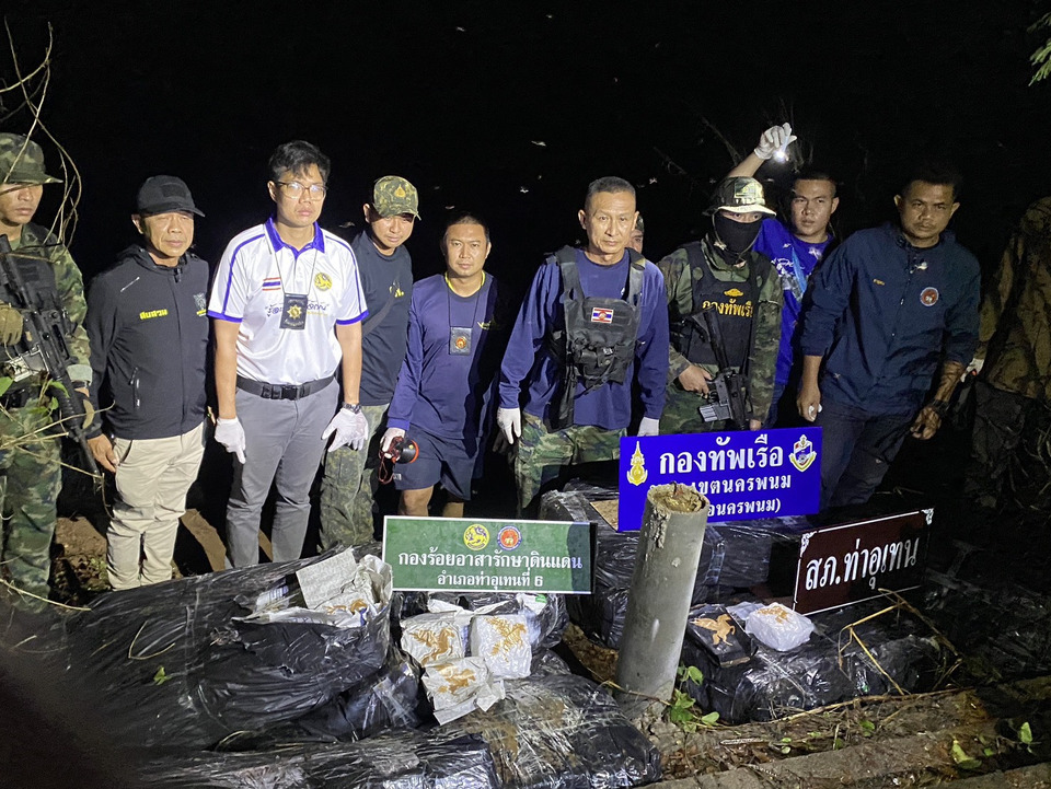 ฝ่ายปกครองท่าอุเทนสกัดยานรก "ไอซ์ม้าบินทองคำ" ล็อตมหึมา 500 กิโลฯ เผยเป็นเกรดส่งออก-ออกฤทธิ์แรงถึงตาย