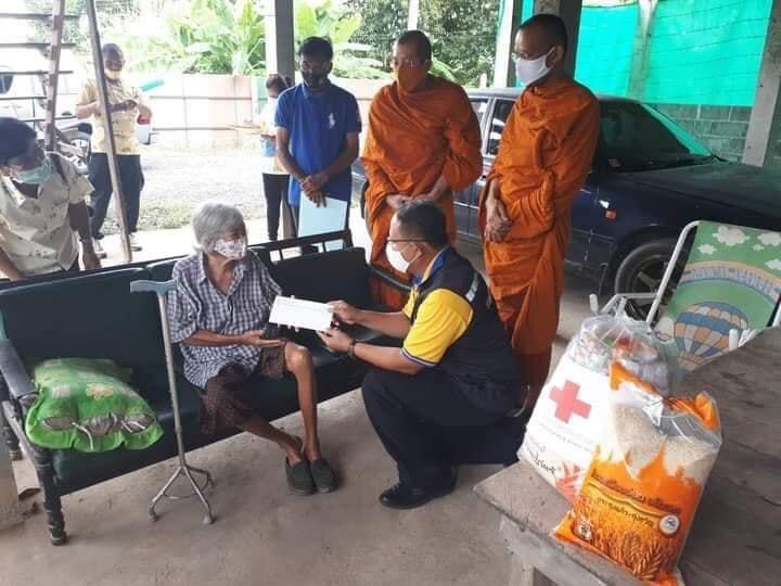 คณะสงฆ์วัดไชโยวรวิหาร ร่วม อำเภอไชโย มอบเครื่องอุปโภคบริโภค ให้กับผู้ป่วยติดเตียง