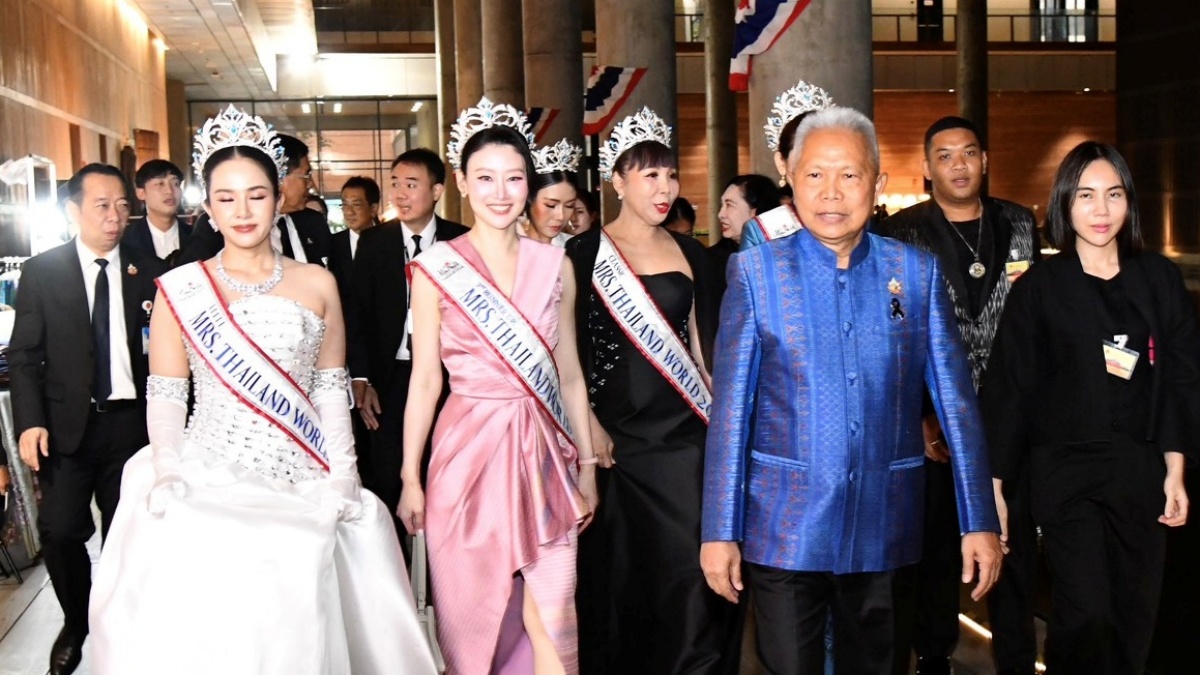 “โสภณ” ควงนางงามโปรโมตผ้าไหมไทย ชูสภาของประชาชน เดินหน้าตามรอยพระดำริ