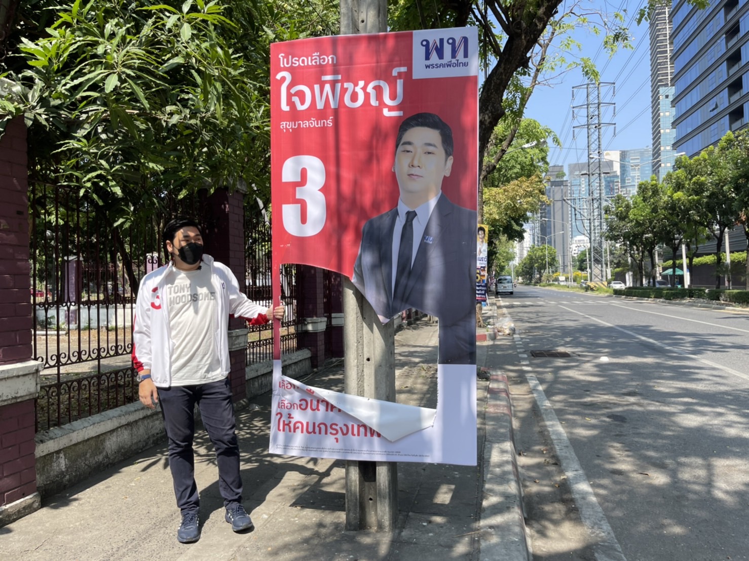ผู้สมัคร ส.ก.เขตปทุมวัน พรรคเพื่อไทย แจ้งความหลังถูกหญิงมือดีกรีดป้ายหาเสียงเกือบ 20 จุด