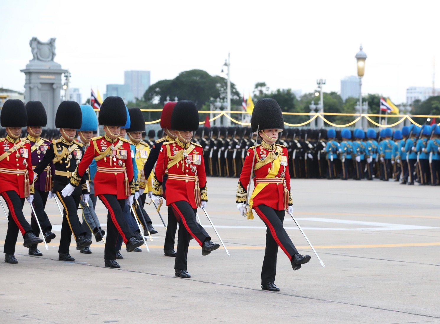 ชื่นชมพระปรีชาสามารถ! พระราชินี ทรงร่วมซ้อมพิธีการสวนสนามและถวายสัตย์ปฏิญานตนของทหารรักษาพระองค์ 
