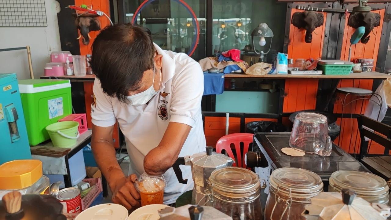 อดีตตชด.แขนขาดขายกาแฟย่านลำลูกกา ลูกค้าอุดหนุนแน่นดีกรีไม่ธรรมดา