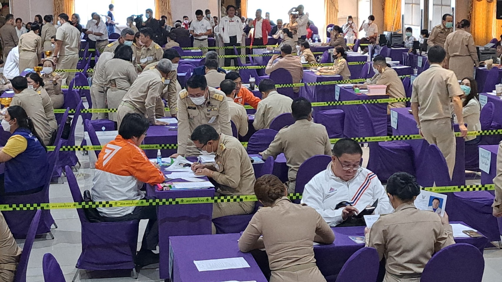 บรรยากาศเปิดรับสมัครเลือกตั้งส.ส.8 เขตเมืองนนท์คึกคัก