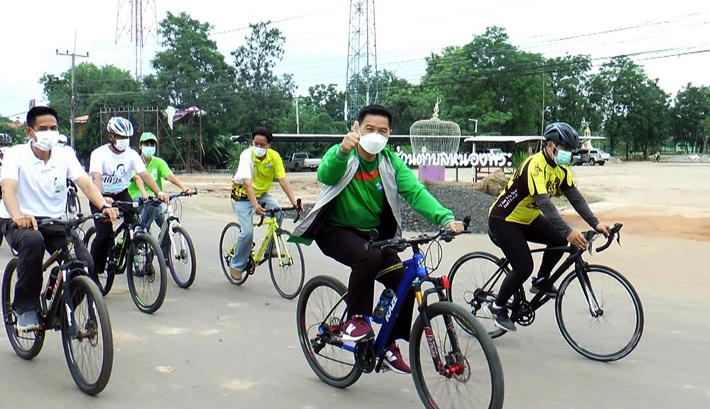 น้ำมันแพงไม่ใช่อุปสรรค! ผู้ว่าฯพิจิตร นำทีมผู้นำท้องถิ่น ปั่นจักรยานเยี่ยมบ้านผู้สูงอายุ