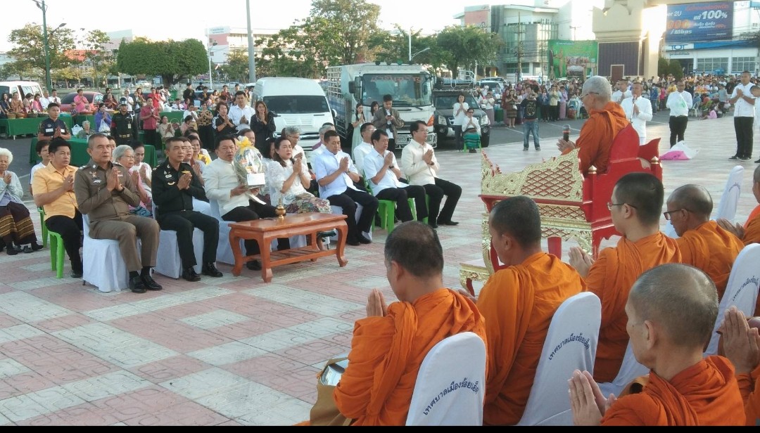 ผู้ว่าราชการจังหวัดร้อยเอ็ด นำส่วนราชการ และพุทธศาสนิกชนชาวร้อยเอ็ดทำบุญตักบาตรวันขึ้นปีใหม่