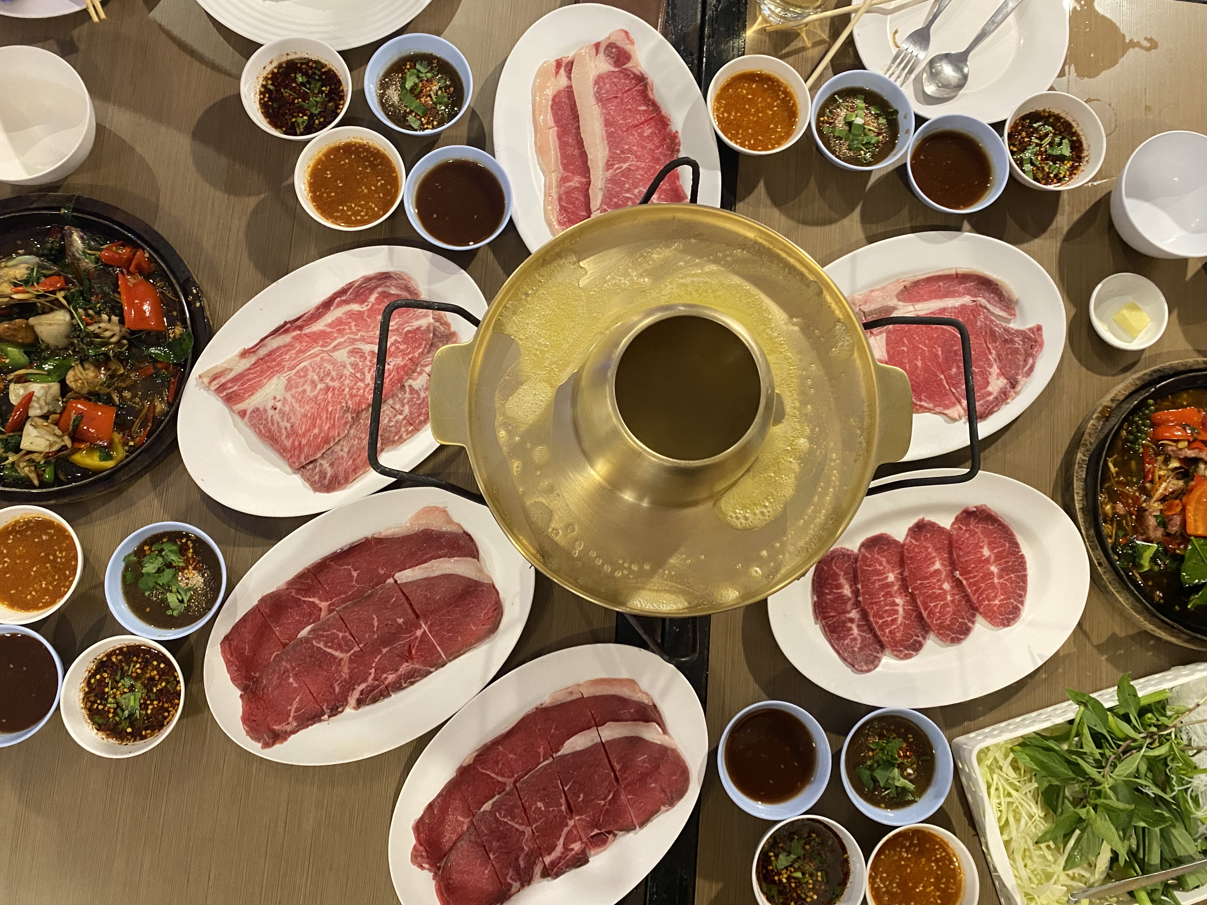 เปิดเมนูเด็ดสุดยอด ‘โคขุน จักรพรรดิ กระทะร้อน’ ปะทะ ‘กุ้งภูเขาไฟ’