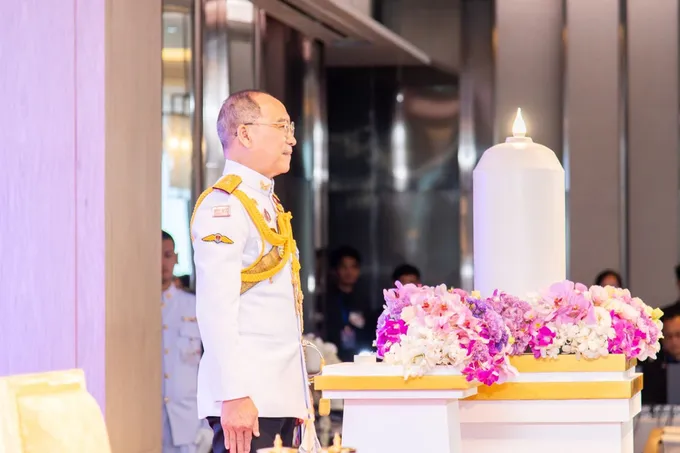 ผู้บริหาร – ศิลปิน บริษัท ที แอนด์ บี มีเดียโกลบอล เข้ารับประทานเหรีญที่ระลึก ในงาน "เทียนส่องใจ"