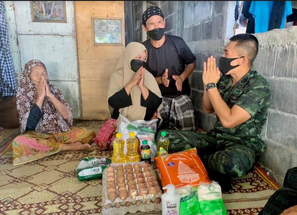 ผบ.ร.25 พัน.1 เยี่ยมครอบครัวทหารใหม่ชื่นชมในความกตัญญู
