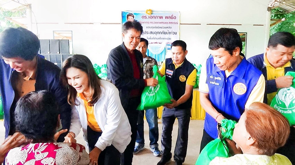 โฆษกเกษตรฯ มอบถุงยังชีพของมูลนิธิธรรมนัส พรหมเผ่า ช่วยชาวตำบลโคกกกม่วงประสบอุทกภัย 