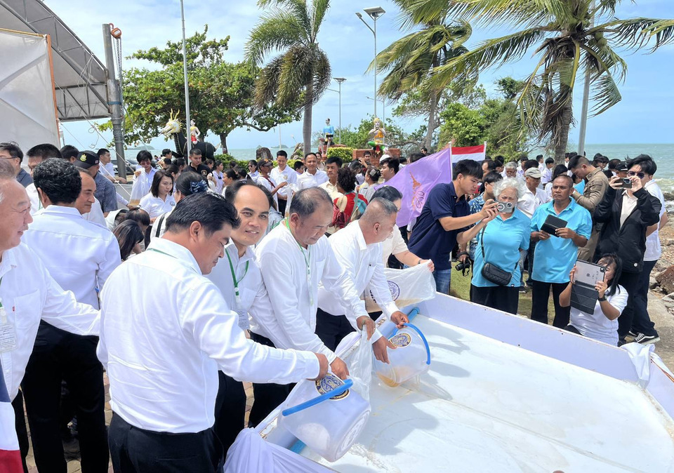 ระยองปล่อยกุ้งแชบ๊วย 4 ล้านสู่ทะเล เทิดพระเกียรติสมเด็จพระนางเจ้าฯพระบรมราชินี ฟื้นฟูทรัพยากรสัตว์น้ำ 