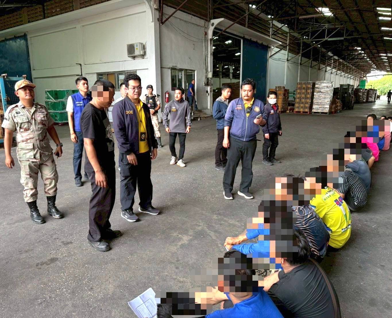 แตกฮือหนีป่ากระเจิง! แรงงานเถื่อนปากีสถาน–ลาว–เมียนมา วิ่งหนีป่าช้า ปกครองกระทุ่มแบนบุกโรงงานเถื่อน 10 ไร่ จับได้ 27 ราย!