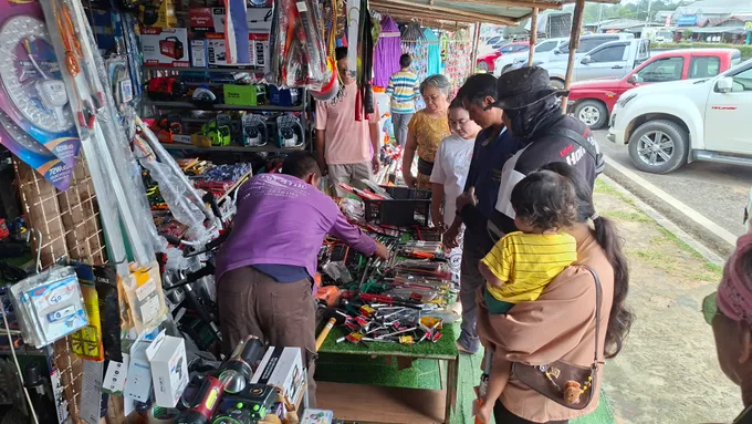 ตลาดช่องจอมคึกคัก! คนไทยแห่ซื้อของไทย พ่อค้าขอบคุณเข้าใจคนชายแดน หลังค้าซบเซากว่า 1 ปี