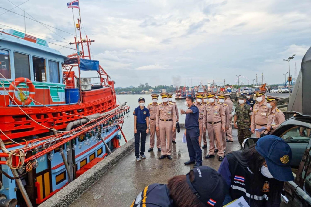 เลขาฯศรชล.ลงพื้นที่ตรวจเยี่ยมกำลังพลศูนย์ควบคุมการแจ้งเรือเข้า-ออก จ.ตราด