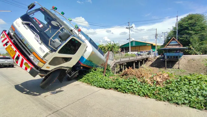 รถบรรทุกน้ำมันไปส่งสุพรรณบุรีขับตาม'จีพีเอส'ตกสะพานไม้เก่าข้ามคลองกลางหมู่บ้านหวิดบึ้ม