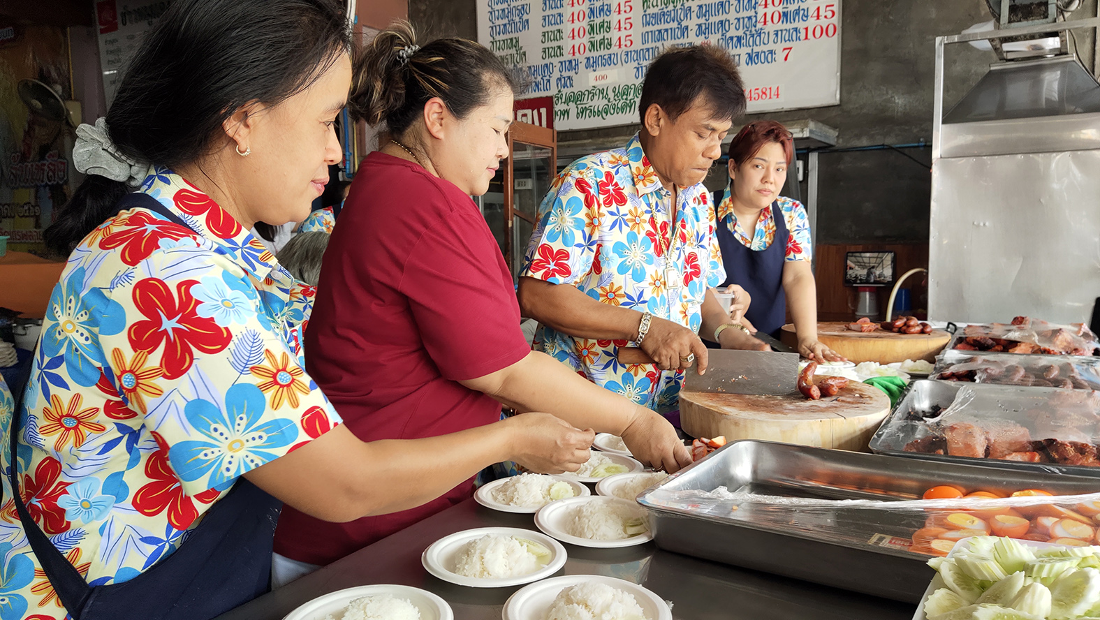 ร้านข้าวหมูแดงเจ้าดัง"แม่ปุ๊"สุพรรณบุรีแจกฟรีชาวบ้านอุทิศให้เจ้าของสูตรและทำบุญใหญ่ประจำปี
