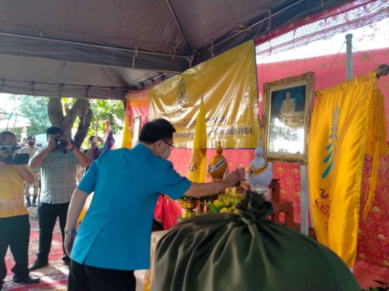 มูลนิธิราชประชานุเคราะห์มอบถุงยังชีพพระราชทานช่วยผู้ประสบอัคคีภัยต.หนองไม่ไก่ อ.โพธิ์ทอง จ.อ่างทอง