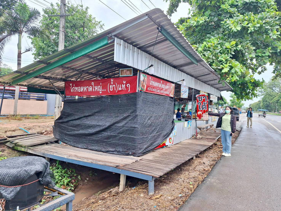 “ชาวบ้านหัวใส” ยึดริมทางหลวง 344 ทำล็อกให้เช่า ฟันเงินเข้ากระเป๋า ชาวบ้านผวา! หวั่นเกิดอุบัติเหตุ จี้ทางหลวงวังจันทร์ลุย