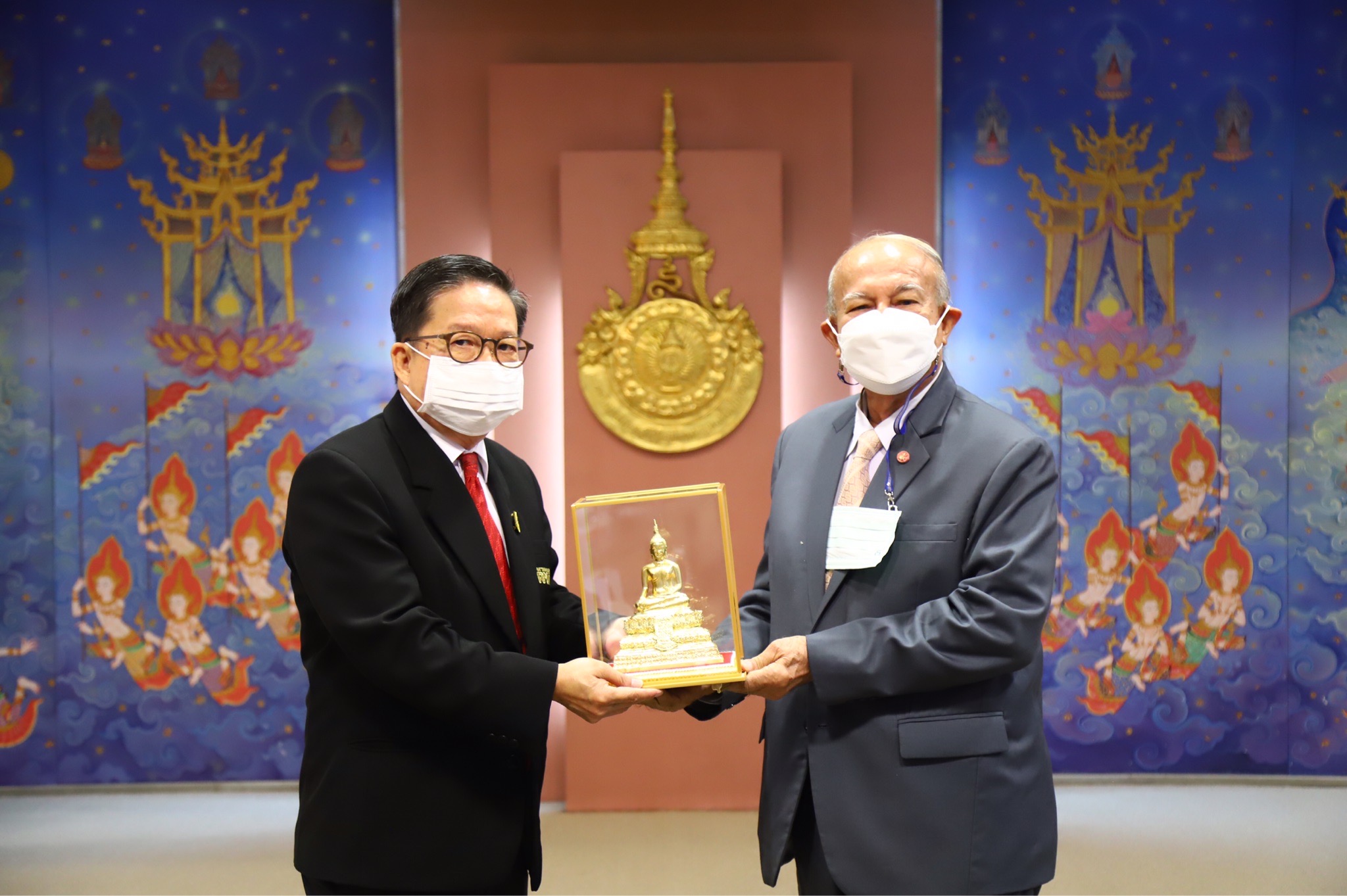 สภามหาวิทยาลัย มอบของที่ระลึก อธิการบดี มทร.รัตนโกสินทร์ 