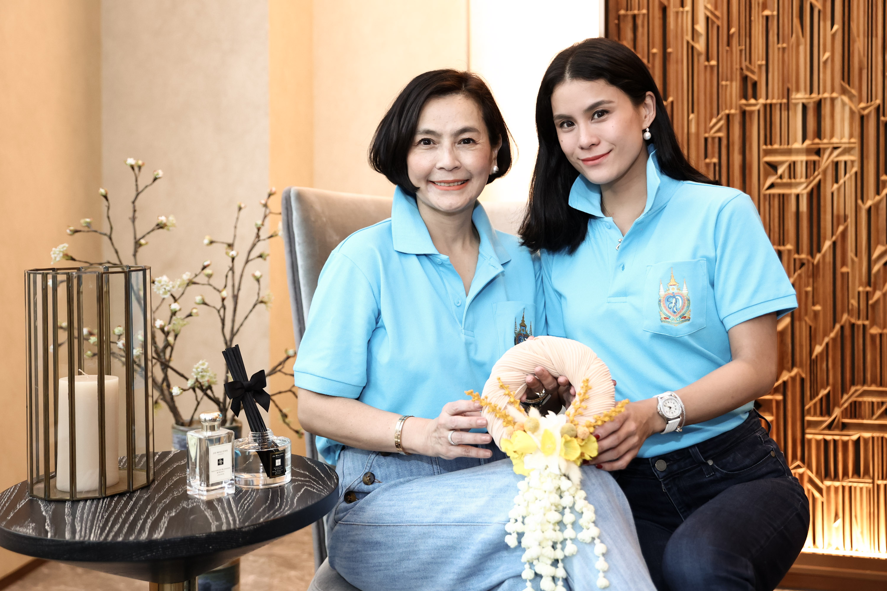 ร้านภูฟ้า เปิดจำหน่าย เสื้อตราสัญลักษณ์พระราชพิธีมหามงคลเฉลิมพระชนมพรรษา 90 พรรษา "พระพันปีหลวง"